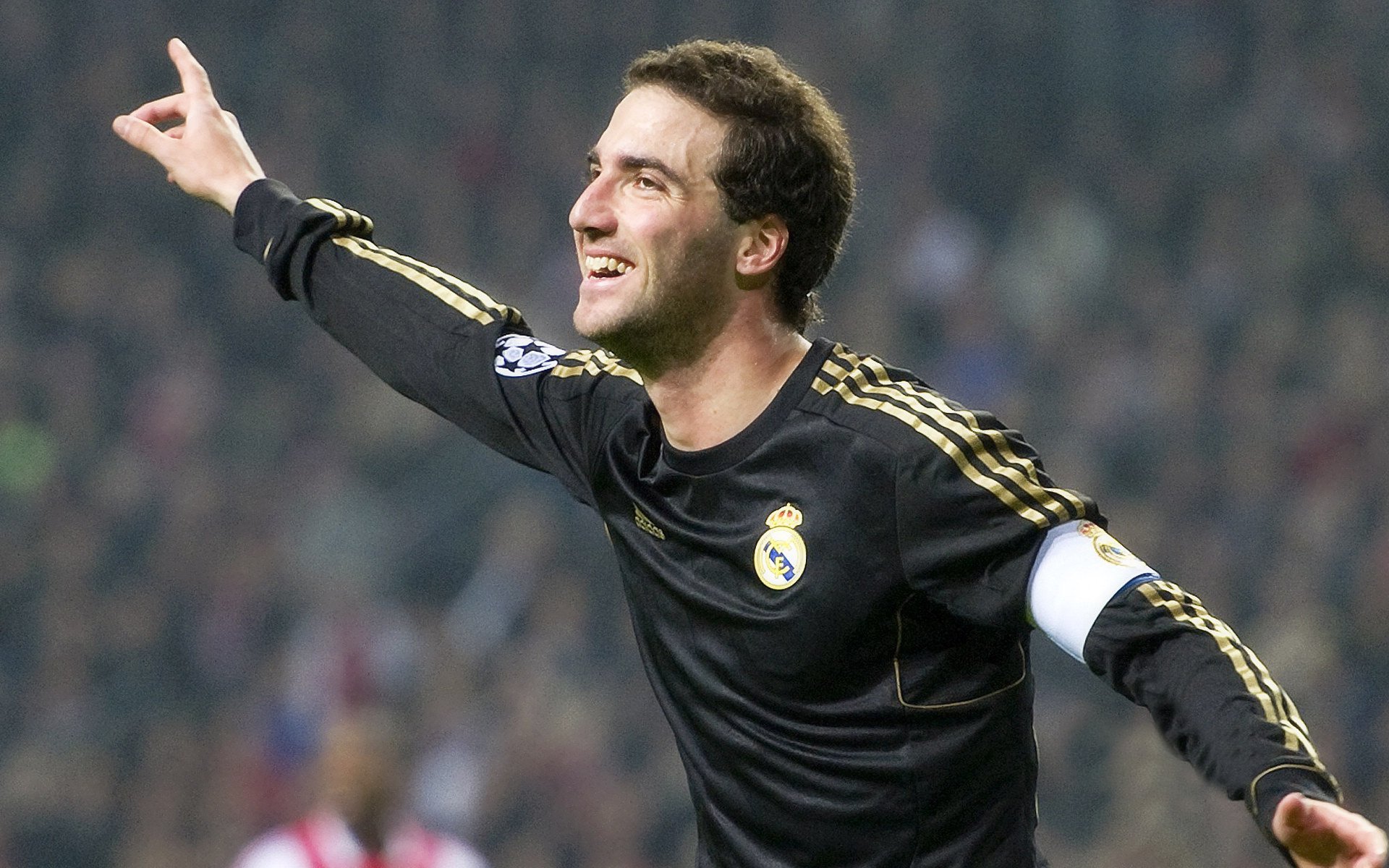 _无人机携手足球：未来场景新体验_，无人机足球天上的前锋